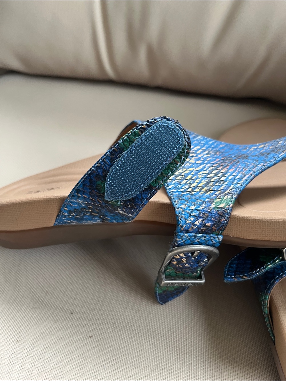Aetrex Rita Women’s Toe-Post Sandal in Blue Faux-Snake Print - Picture 8 of 9